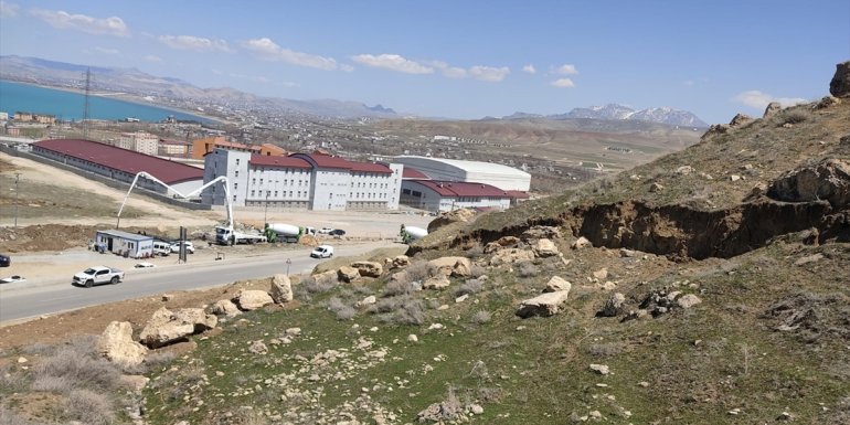 Van'da heyelan tehlikesi bulunan yol trafiğe kapatıldı