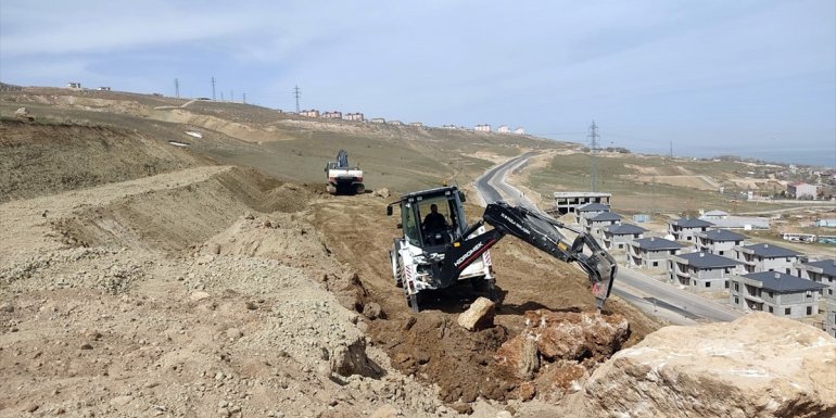 Van'da heyelan tehlikesi bulunan yolda çalışmalar sürüyor