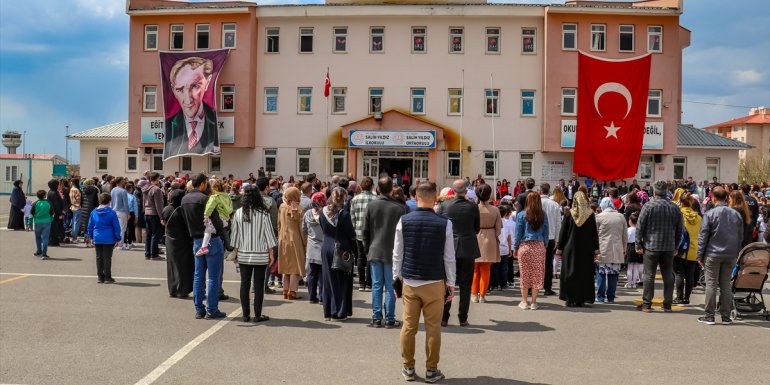 Van'da öğrencilerin "23 Nisan" gösterisi ilgi gördü