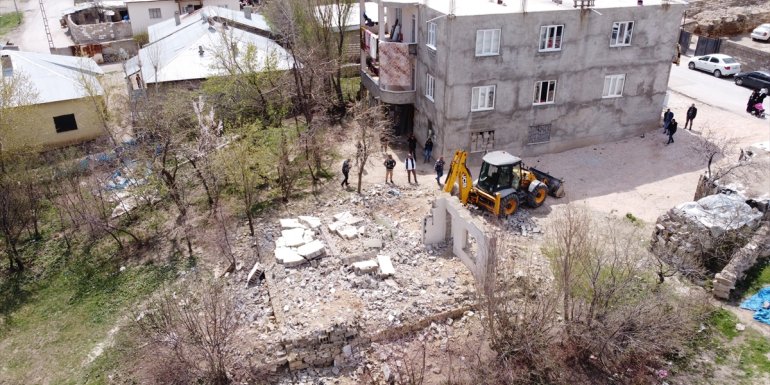 VAN - Düzensiz göçmenlerin barındığı 3 metruk yapı yıkıldı1