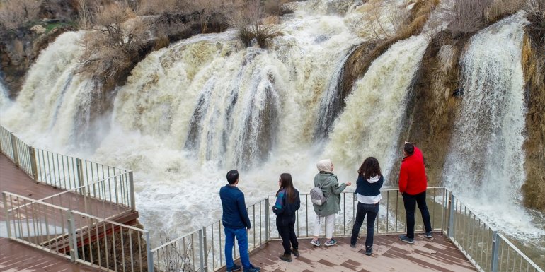 Eriyen karlar Muradiye Şelalesi'ni coşturdu