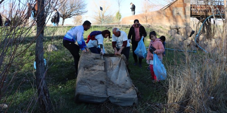 Van Gölü Aktivistleri Derneği üyeleri Deliçay çevresinde temizlik yaptı
