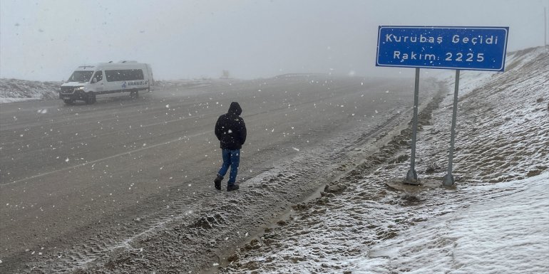 Van'ın yüksek kesimlerinde kar ve sis etkili oldu