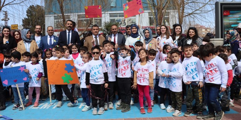 Vanlı minik öğrenciler otizme dikkat çekmek için etkinlik yaptı