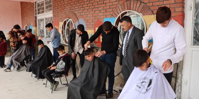 VAN - Öğrenci ve yaşlıların bayram tıraşını kursiyerler yapıyor1
