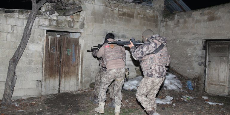 Van polisi göçmen kaçakçılığıyla kararlı mücadelesini sürdürüyor