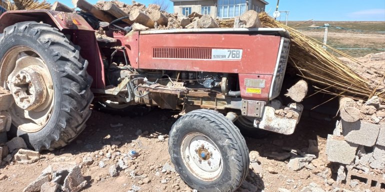 VAN - Şiddetli rüzgar garaj duvarını yıktı1