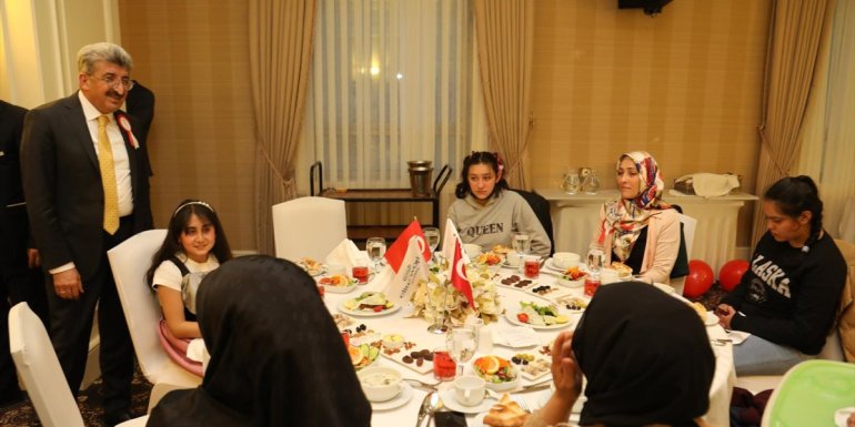 Van Valisi Bilmez, otizmli çocuklar ve aileleriyle bir araya geldi