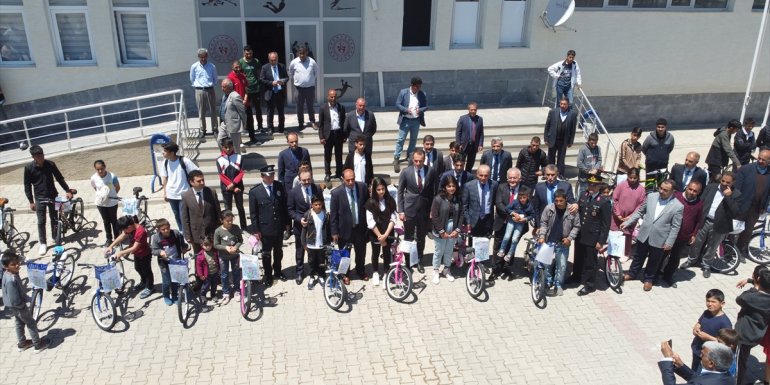 Adilcevaz'da 35 öğrenciye bisiklet dağıtıldı