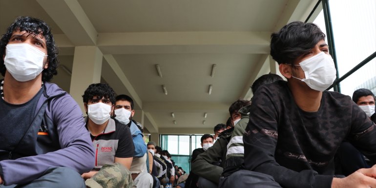 Afganistan uyruklu 414 düzensiz göçmen Erzurum'dan ülkelerine gönderildi