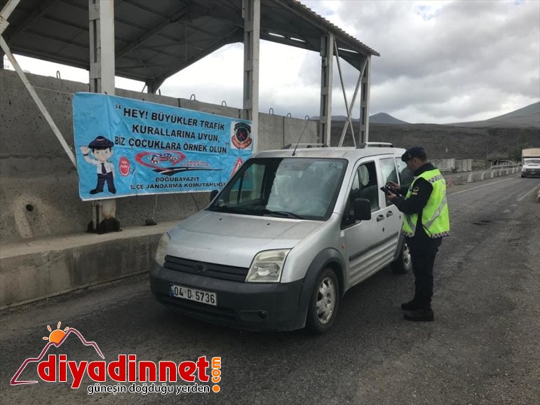 Ağrı'da okullarda trafik köşesi oluşturan jandarma öğrencilere seminer verdi