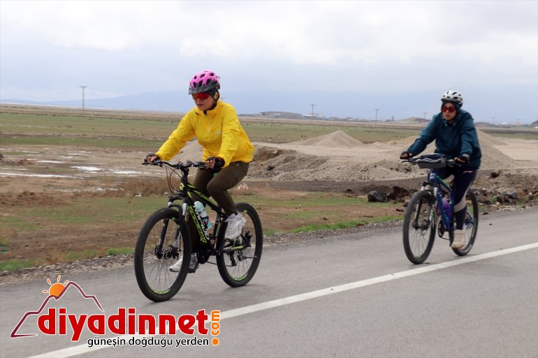 İranlı doğa tutkunları Ağrı Dağı'nın çevresini bisikletle geziyor