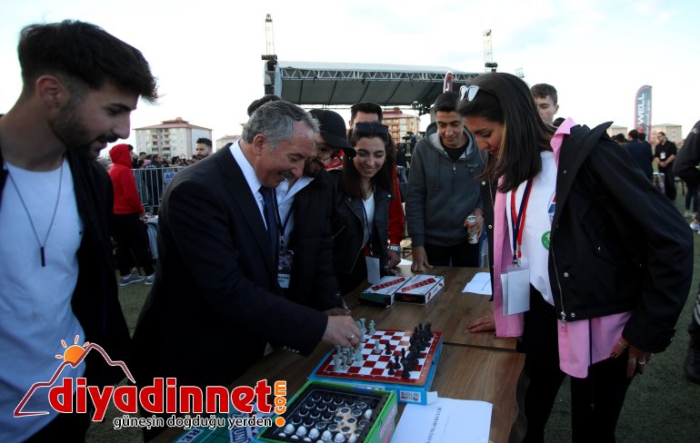 Ağrı Valisi Dr. Varol ile AİÇÜ Rektörü Prof. Dr. Karabulut öğrencilerle bir araya geldi1
