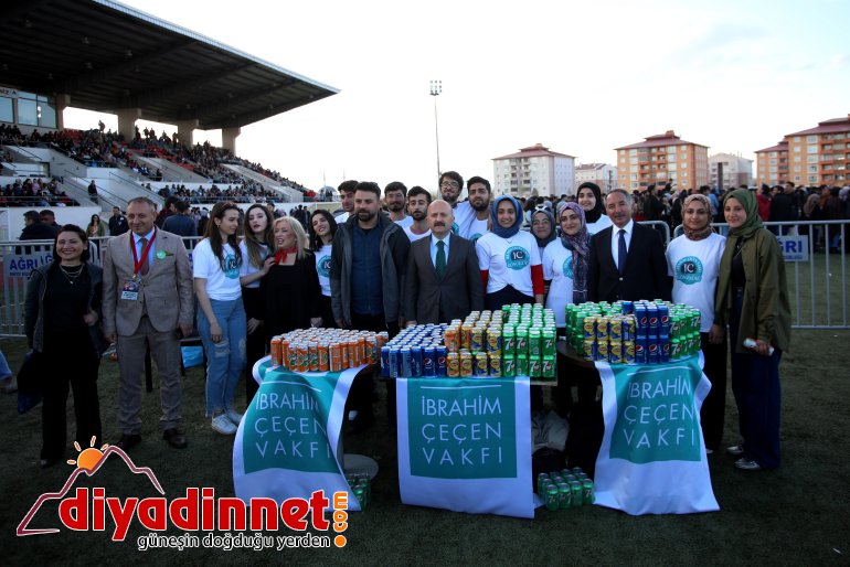 Ağrı Valisi Dr. Varol ile AİÇÜ Rektörü Prof. Dr. Karabulut öğrencilerle bir araya geldi6