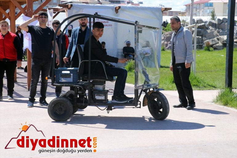 Ağrılı genç engelliler için atık malzemelerden güneş enerjisiyle hareket eden araç üretti