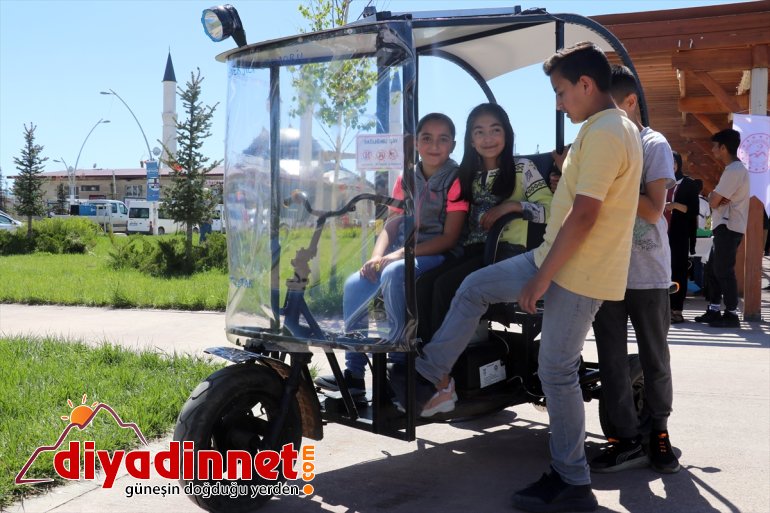 için üretti güneş Ağrılı genç engelliler enerjisiyle malzemelerden atık araç hareket eden 4
