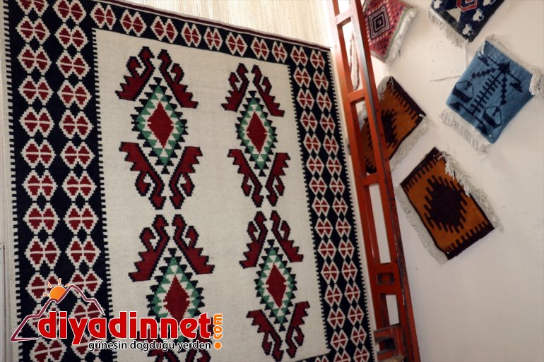 motiflerini el Ağrılı işliyor Anadolu kadınlar nuru kilimlere göz emeği 4