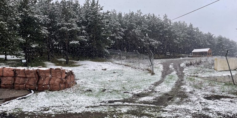 Ardahan'ın yüksek kesimleri karla beyaza büründü