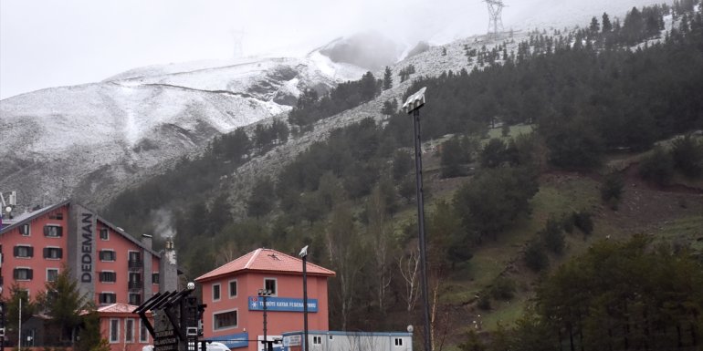 Erzurum ve Ardahan'ın yüksek kesimleri mayısta yağan karla beyaza büründü