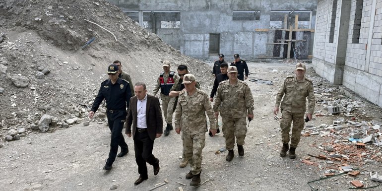 Ardahan Valisi Öner, yapımı devam eden kamu inşaatlarını inceledi1