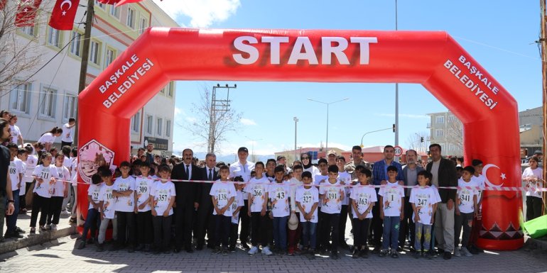 Başkale'de okullar arası kros yarışması düzenlendi