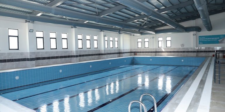 Başkan Güder yarı olimpik yüzme havuzunda incelemede bulundu