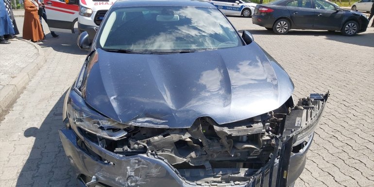 Bingöl'de iki otomobilin çarpışması sonucu 1'i bebek 3 kişi yaralandı