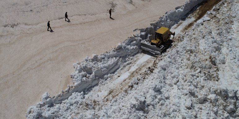 Bingöl'de mayıs ayında karla mücadele sürüyor