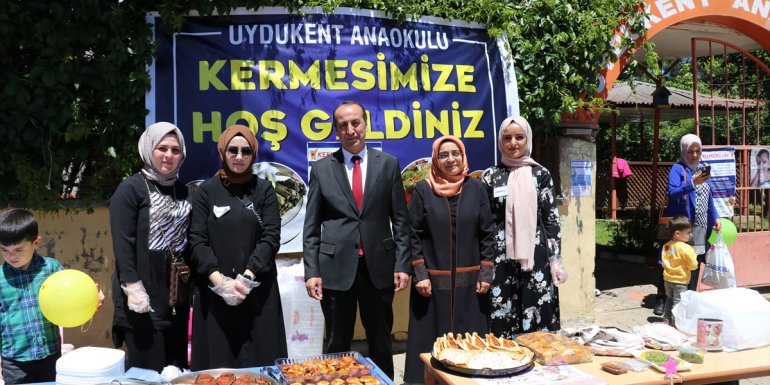 Bingöl'de öğrenciler "yardımseverlik" konulu kermes düzenledi