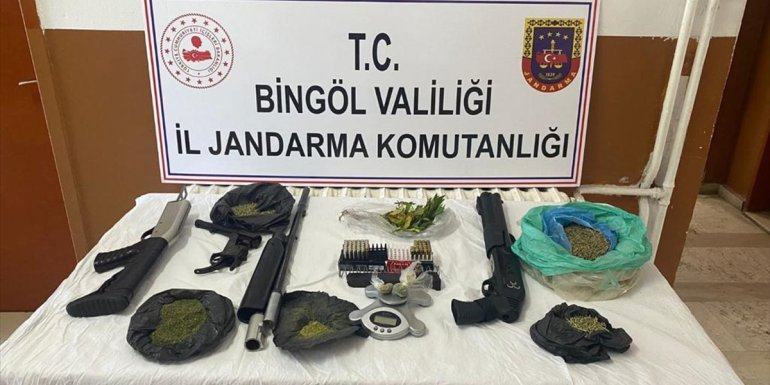 Bingöl'de silah, mühimmat ve uyuşturucu ele geçirildi