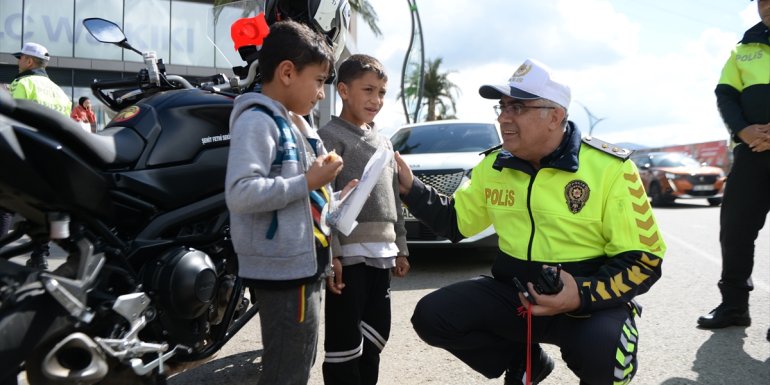 Bingöl'de "Yayalar İçin 5 Adımda Güvenli Trafik" uygulamasının tanıtımı sürüyor