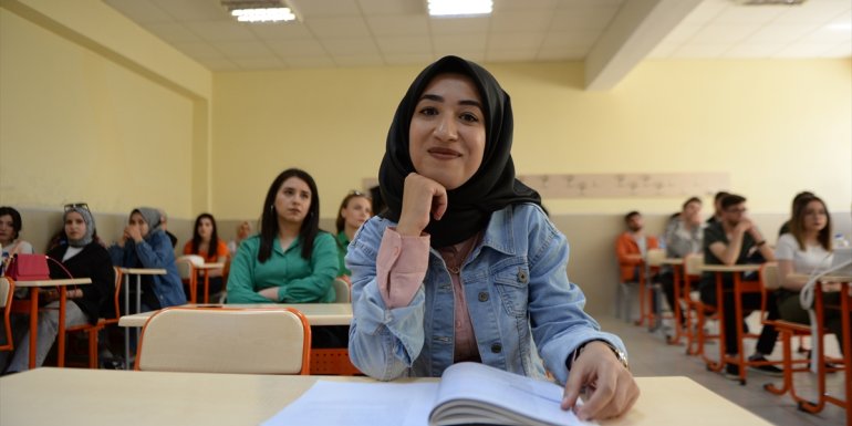 Dudak okuyarak sessiz dünyasından sıyrılan genç öğretmenliği hedefliyor