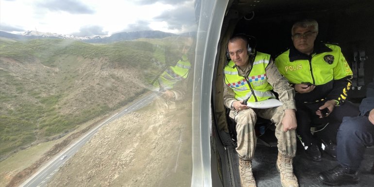 Bingöl'de jandarma ve polisten helikopterli trafik denetimi