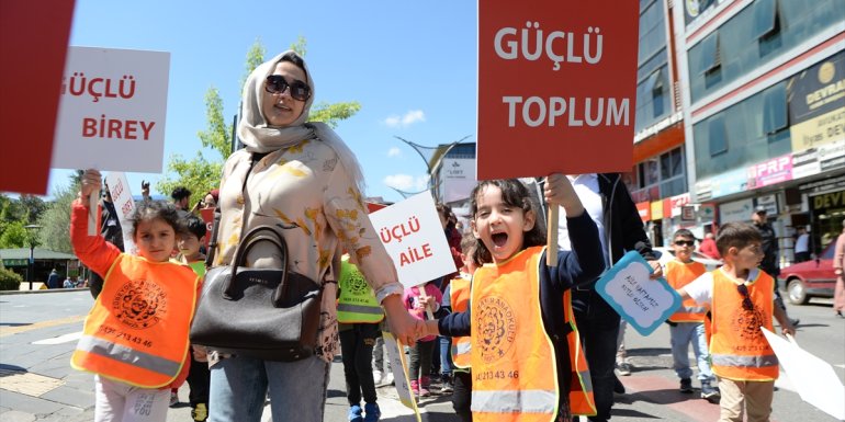 Diyarbakır ve Bingöl'de Uluslararası Aile Haftası yürüyüşü düzenlendi