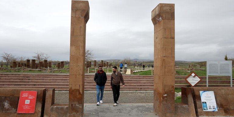 Dünyanın en büyük Türk İslam Mezarlığı'nda bayram yoğunluğu