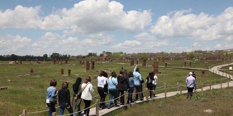 Giresunlu öğrenciler, Ahlat'ın tarihi mekanlarını gezdi