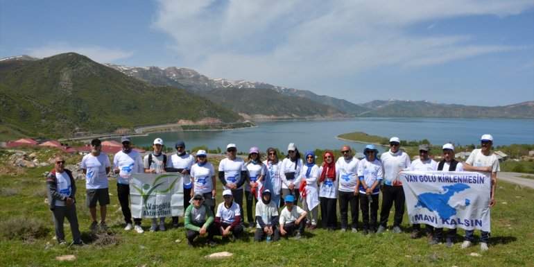 Kadınlar, Van Gölü'ne dikkat çekmek için yürüyorlar