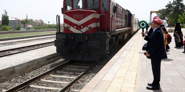 Vangölü Ekspresi, gezi tutkunlarına bölgenin eşsiz manzarasında yolculuk fırsatı sunuyor