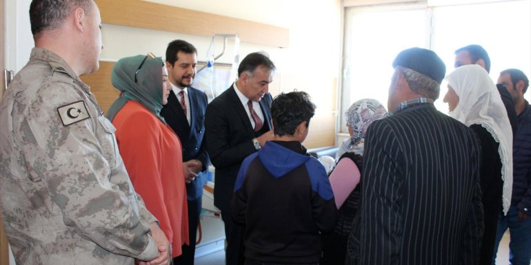 Bitlis Valisi Çağatay operasyonda yaralanan güvenlik korucusunu ziyaret etti
