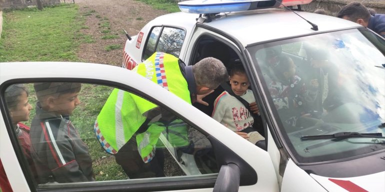 Bulanık'ta jandarma ekipleri köy okulundaki öğrencilere trafik eğitimi verdi
