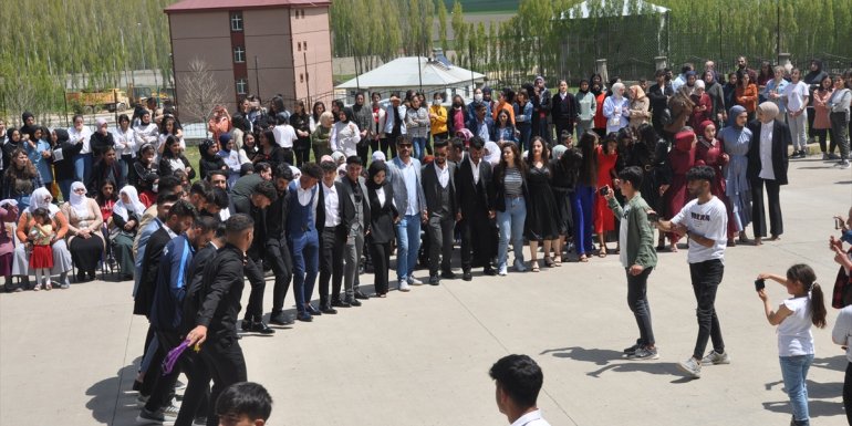 Bulanık'ta lise öğrencileri mezuniyetlerini kutladı