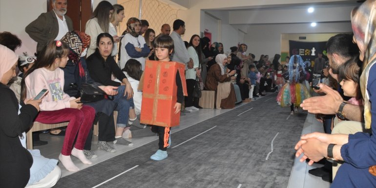 Bulanıklı öğrencilerden geri dönüşüm defilesi1