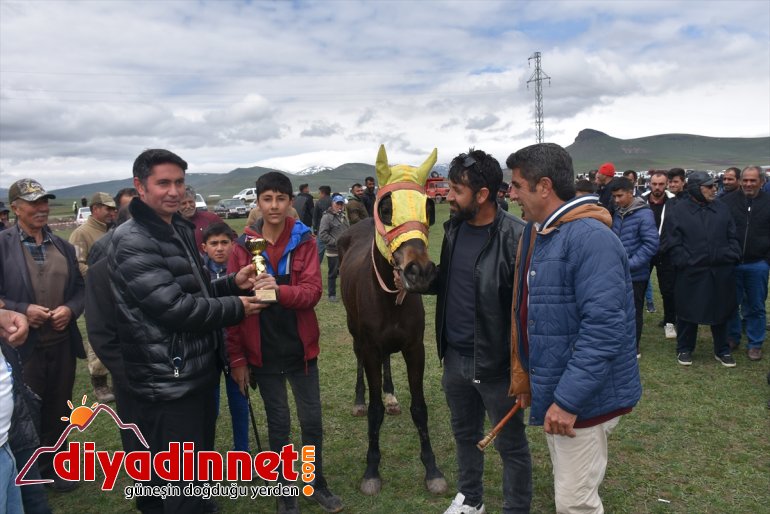 koşturdu at yeşil ovada kez Ciritçiler bu 13