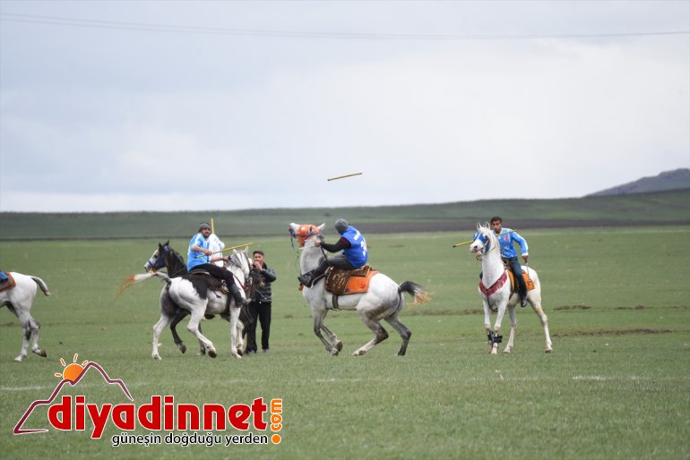 kez koşturdu bu yeşil ovada at Ciritçiler 3
