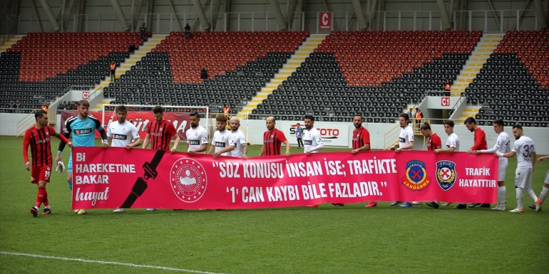 Çorum'da futbolcular trafik kazalarına pankartla dikkati çekti