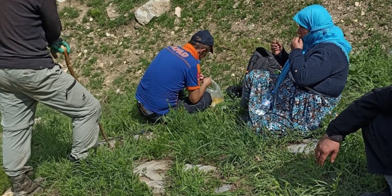 Dağda ot toplarken düşmesi sonucu ayağı kırılan kadın ekiplerce hastaneye ulaştırıldı