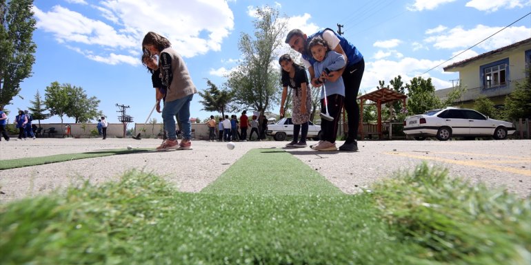 Darende'de gençlik merkezi gönüllüleri öğrencilerle oyun oynadı