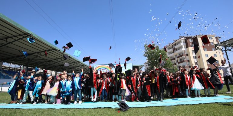 Darende'de minik öğrencilerden yıl sonu gösterisi