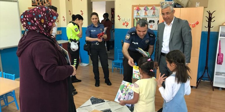Darende'de polisler öğrencilere kitap hediye etti