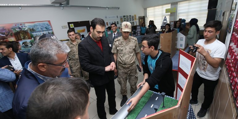 Darende Mehmet Emin Ilıcak Fen Lisesi'nde bilim fuarı açıldı